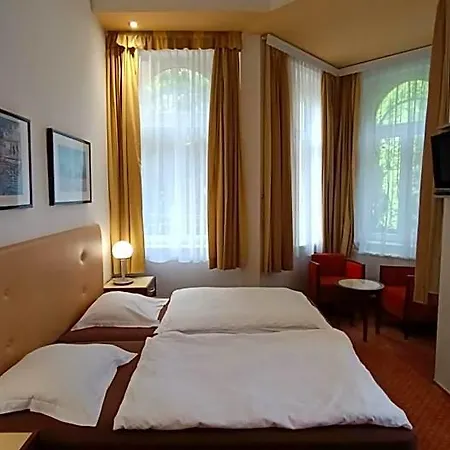 Gato Bozicany Hotel *