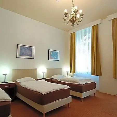 Gato Bozicany Hotel *