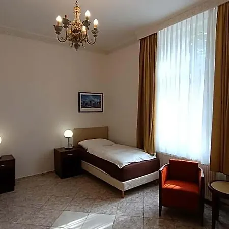 Gato Bozicany Hotel *